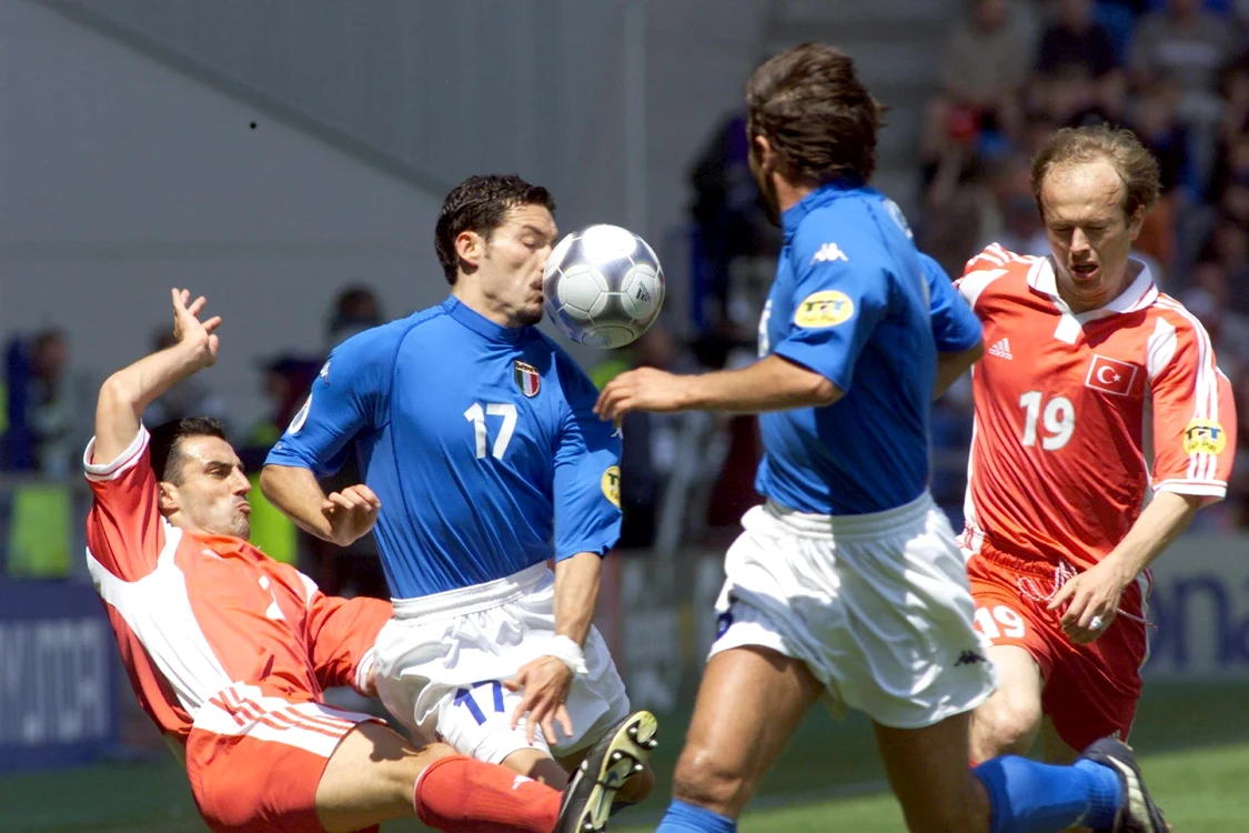 La Euro 2000, Italia a câștigat cu 2-1 în fața TurcieiFoto: EPA-EFE