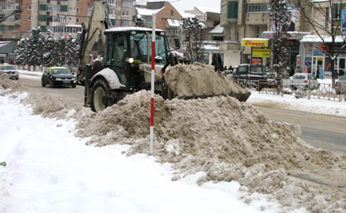 Utilajul curăţa strada de „munţii“ de zăpadă