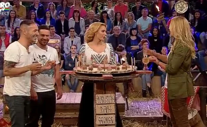 
    Concurenţii au tras la sorţi pentru a-şi găsi adversarul în semifinalăfoto: captură Pro Tv  