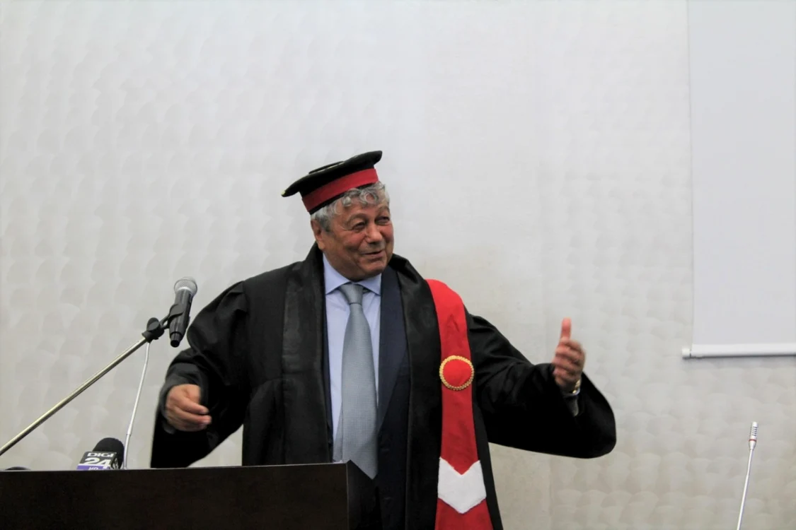 Mircea Lucescu este primul om de fotbal care a primit distincţia de Doctor Honoris Causa Foto: Alin Ion