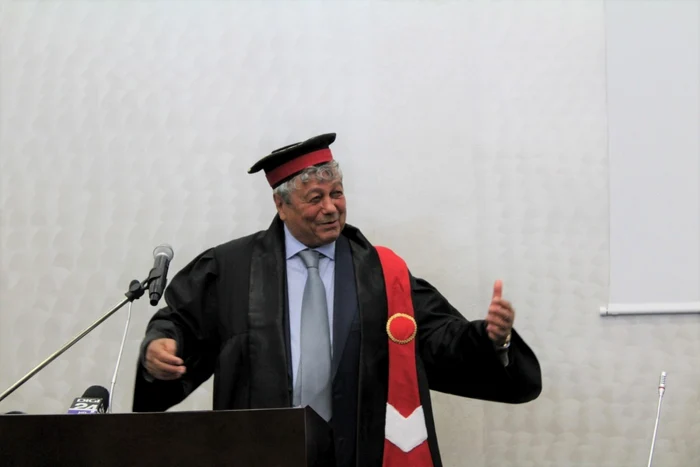 Mircea Lucescu este primul om de fotbal care a primit distincţia de Doctor Honoris Causa      Foto: Alin Ion