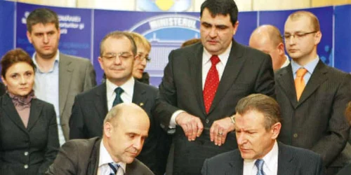Preşedintele grupului Vinci, Yves Thibault de Silguy (stânga jos), a venit la Bucureşti pentru a semna contractul cu statul român