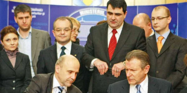 Preşedintele grupului Vinci, Yves Thibault de Silguy (stânga jos), a venit la Bucureşti pentru a semna contractul cu statul român