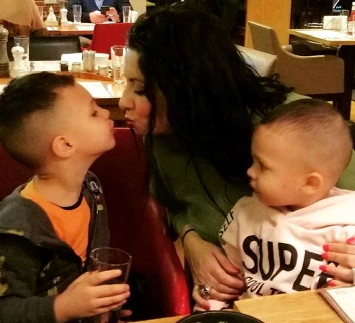 Denise Iacobescu, alături de nepoțeii Dominic și AkimFoto Instagram