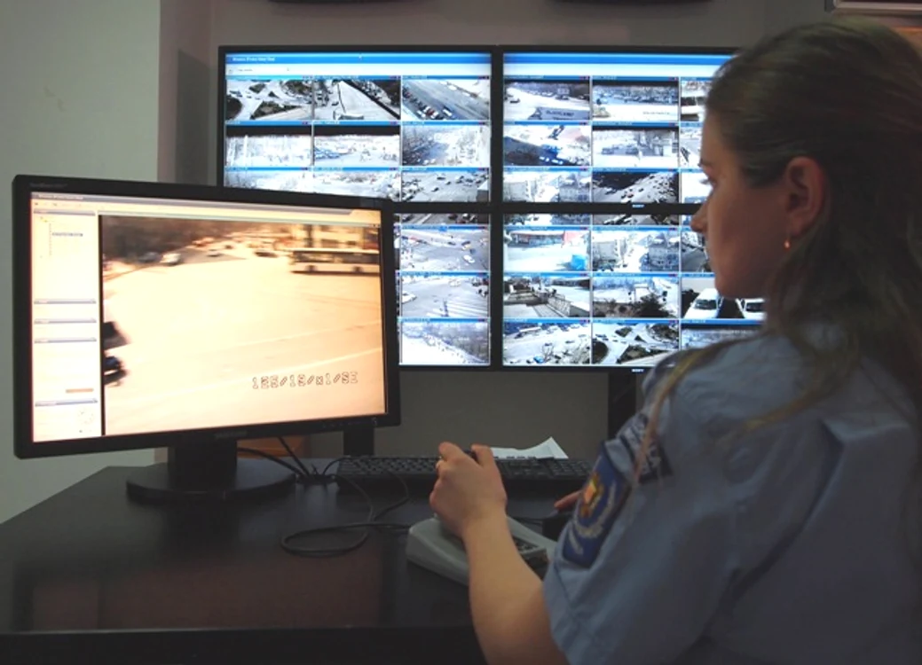 
    Străzile sunt monitorizate 24 de ore din 24. Incidentele sunt anunţate imediat de dispecerii Poliţiei Locale  