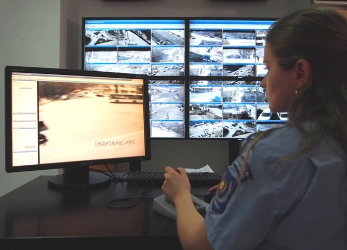 Străzile sunt monitorizate 24 de ore din 24. Incidentele sunt anunţate imediat de dispecerii Poliţiei Locale