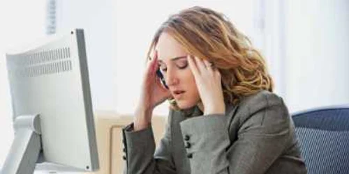 Peste jumătate dintre români petrec la serviciu mai mult timp decât ar trebui, în defavoarea odihnei şi a relaxării  