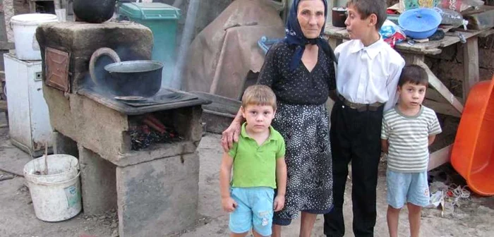 Bunica Sevastiţa alături de nepoţi