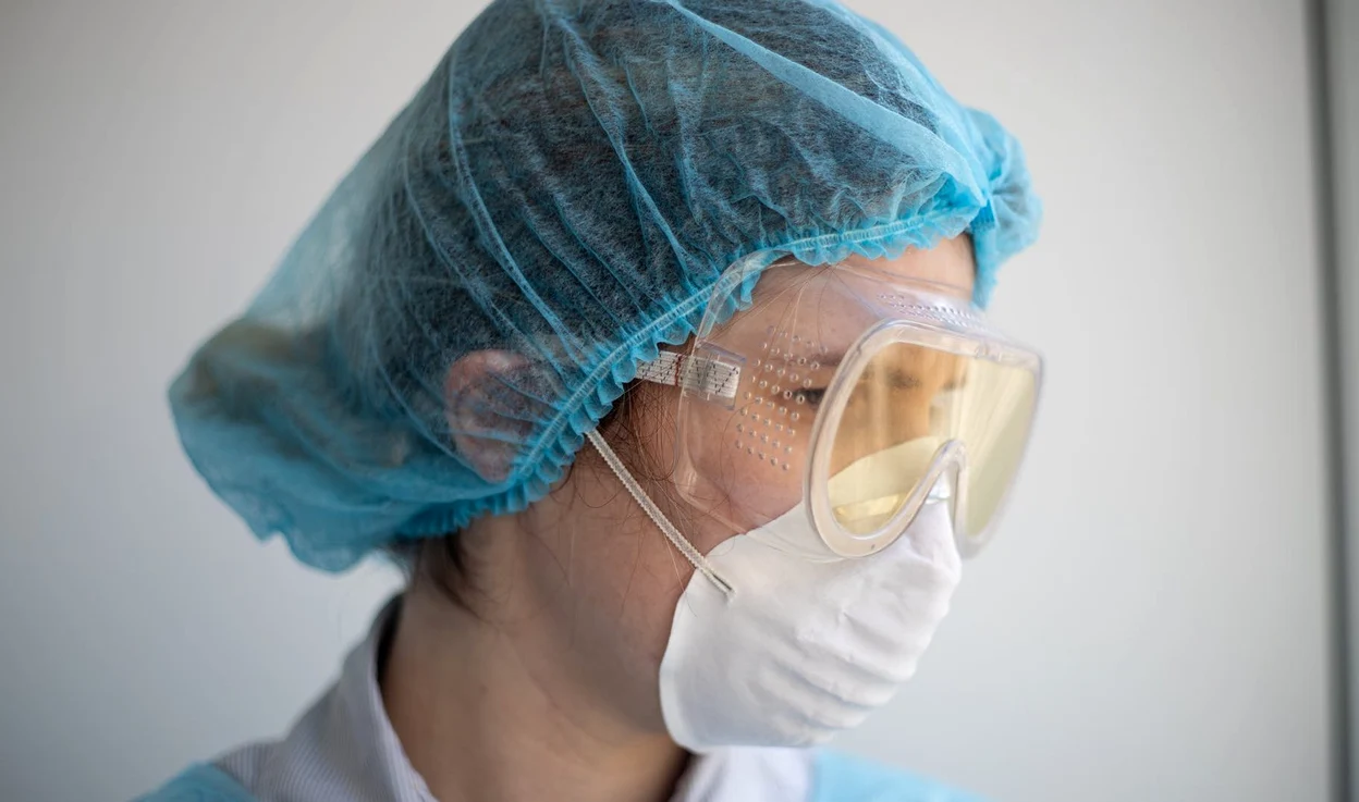 Halate medicale și măști haute couture pentru medicii din prima linie