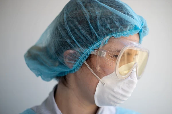 Halate medicale și măști haute couture pentru medicii din prima linie