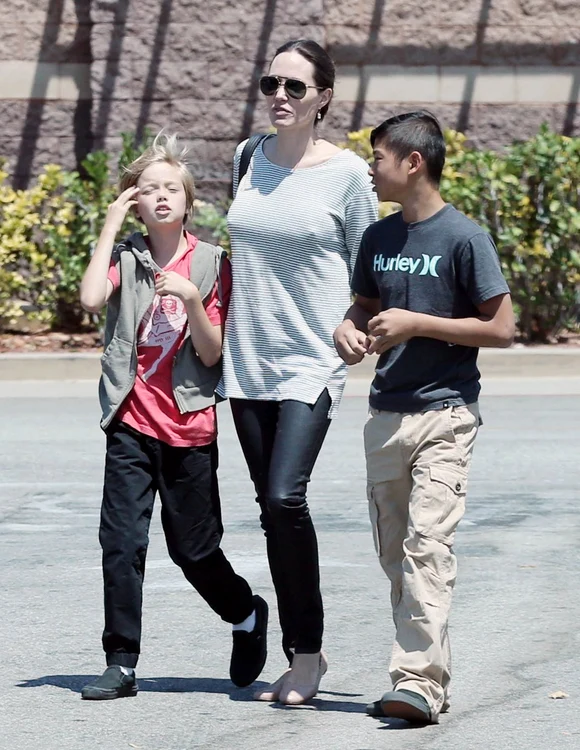 angelina jolie hepta 2092883 jpeg
