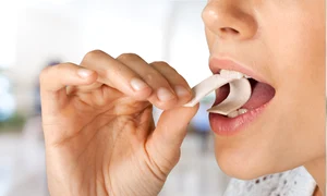 shutterstock_guma de mestecat_fata care mesteca guma.jpg