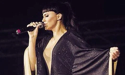 Antonia (26 de ani) a apărut la un concert cu breton și părul brunet jpeg