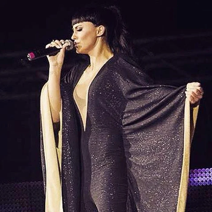 Antonia (26 de ani) a apărut la un concert cu breton și părul brunet