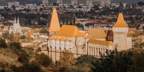 Comitetul Local pentru Situaţii de Urgenţă a decis ca începând de joi, 12 martie, să închidă pentru public Muzeul Castelul Corvinilor jpeg