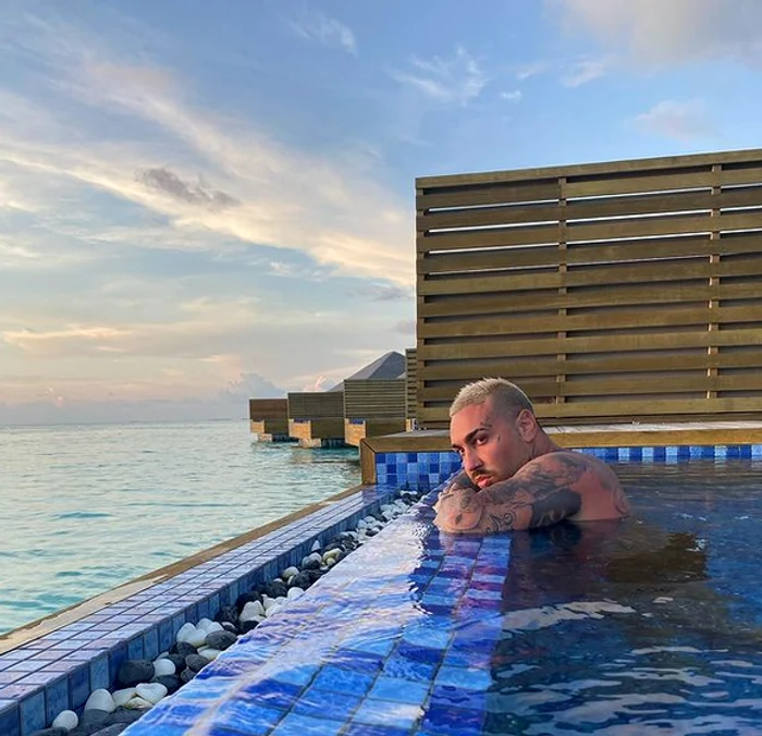 
    Alex Velea, poză cu autoironie: 