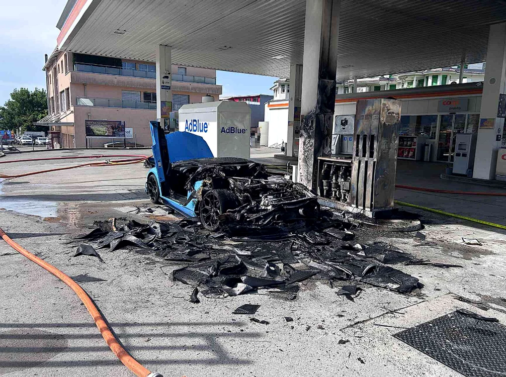 Lamborghiniul a fost complet carbonizat/ sursă foto: social media