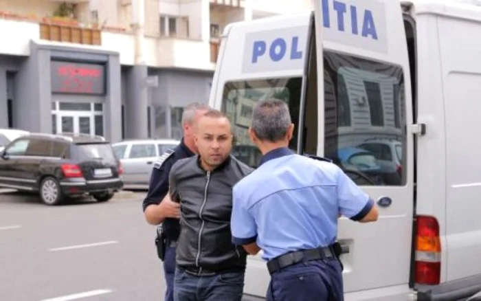 Şoferul care a lovit un poliţist a fost arestat pentru ultraj