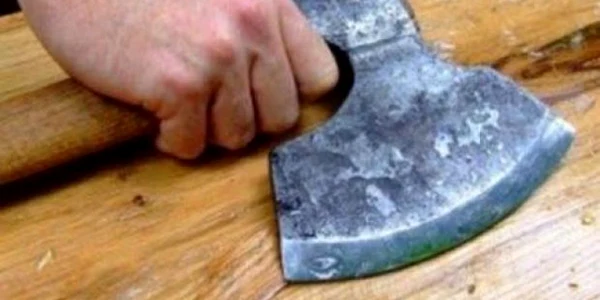 Arhivă foto: Tânărul l-a lovit în cap cu toporul