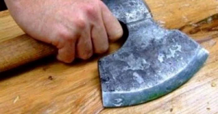 Bărbaţii au fost omorâţi cu un topor