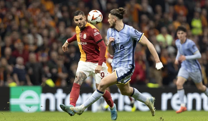 Radu Drăgușin (dreapta) a avut un meci greu în Liga Europa (FOTO: EPA)