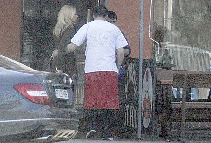 Revenită în fast-food, vedeta e solicitată pentru nişte poze de angajaţii localului