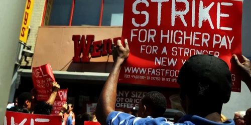angajati de la fast food cer salarii mai mari la new york foto mediafax/afp