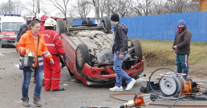 Trupul șoferiței a fost scos din mașină de un echipaj de Descarcerare