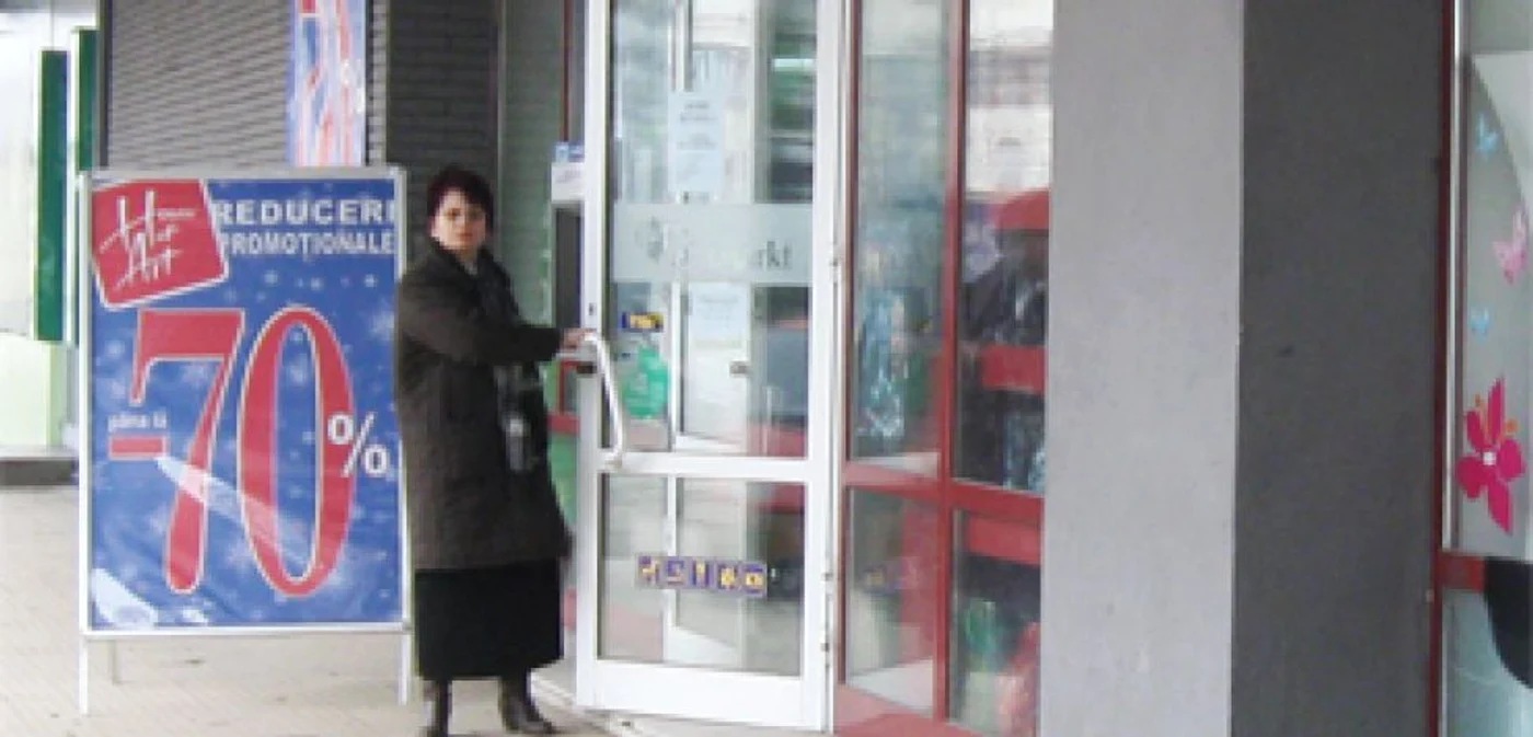 Magazinele care acordă reduceri mari sunt cele mai vizitate de clienţi. foto: simona vârban