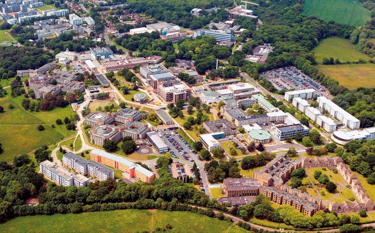 Alertă medicală în Marea Britanie: doi tineri au murit după un focar de meningită la o universitate. Care sunt simptomele de alarmă