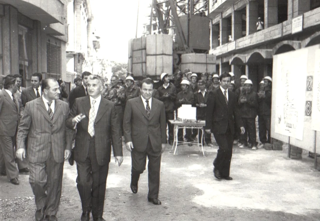 Cum se muta un bloc pe vremea lui Ceaușescu / foto: arhiva Click!