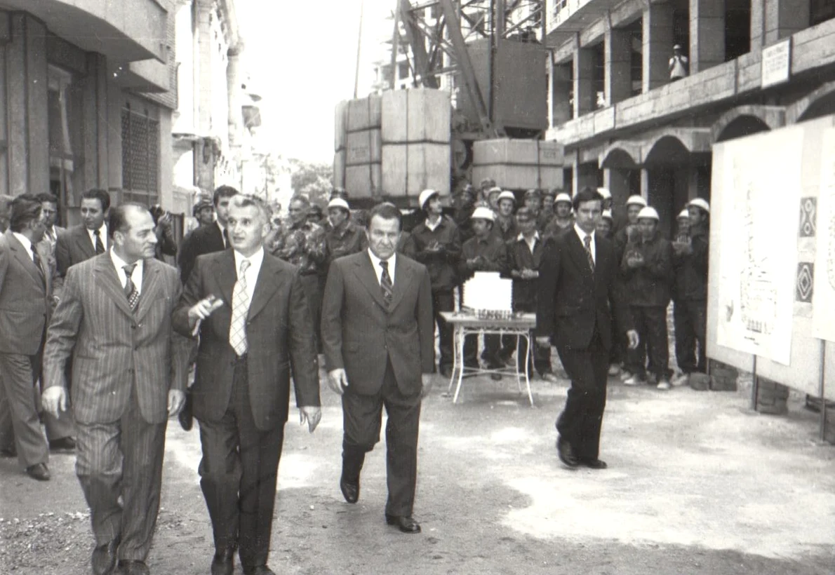 Vizita lui Nicolae Ceauşescu pe șantierul unui bloc din București (© „Fototeca online a comunismului românesc”, cota: 72/1979)