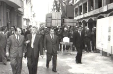 Vizita lui Nicolae Ceauşescu pe șantierul unui bloc din București (© „Fototeca online a comunismului românesc”, cota: 72/1979)