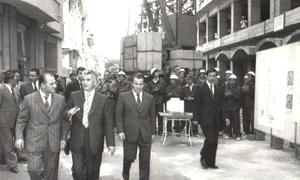 Vizita lui Nicolae Ceauşescu pe șantierul unui bloc din București (© „Fototeca online a comunismului românesc”, cota: 72/1979)