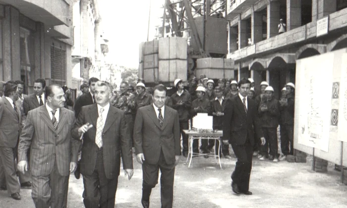 Vizita lui Nicolae Ceauşescu pe șantierul unui bloc din București (© „Fototeca online a comunismului românesc”, cota: 72/1979)