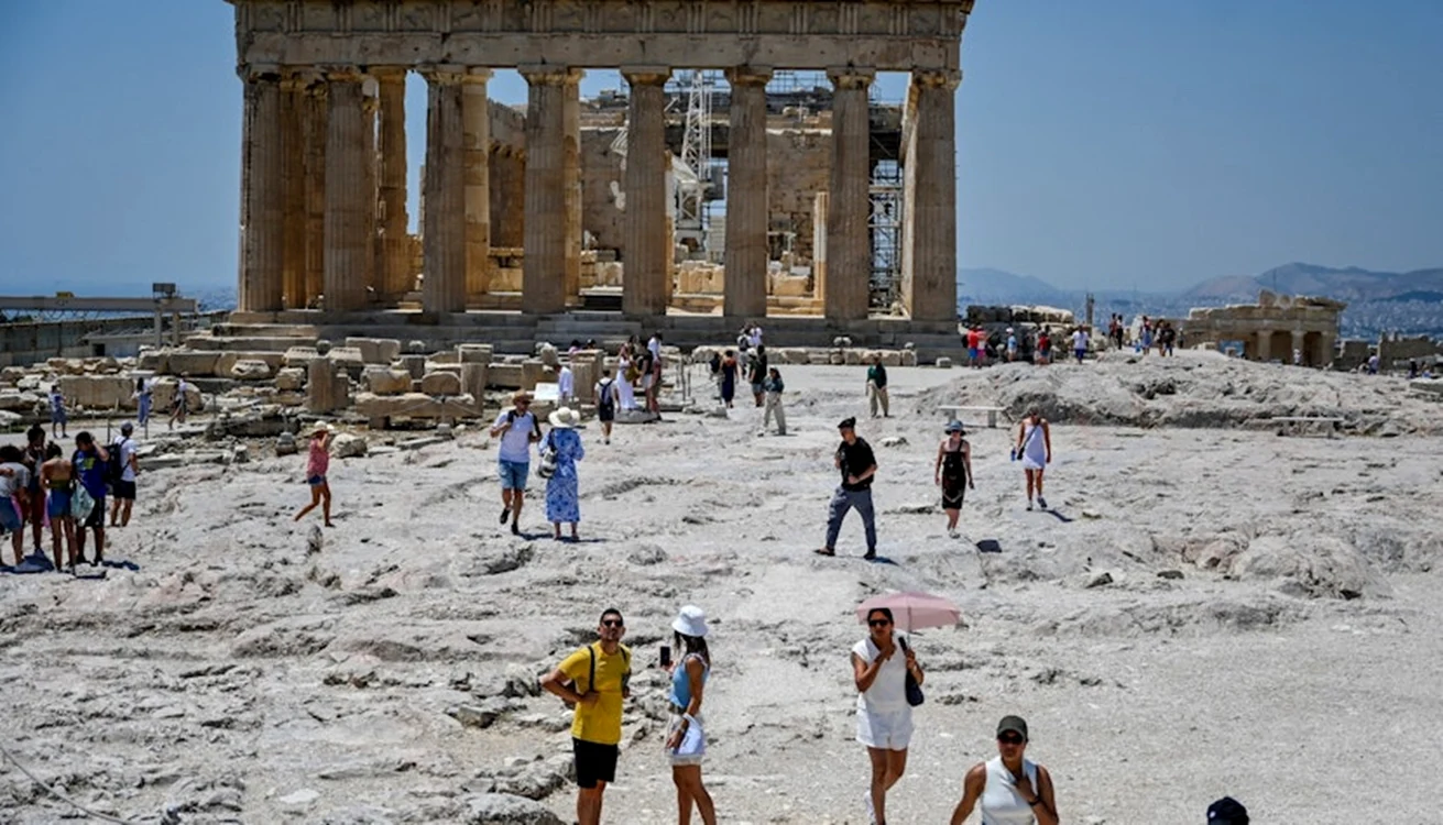 În ciuda căldurii extreme, Grecia adună mii de turiști. FOTO Arhivă