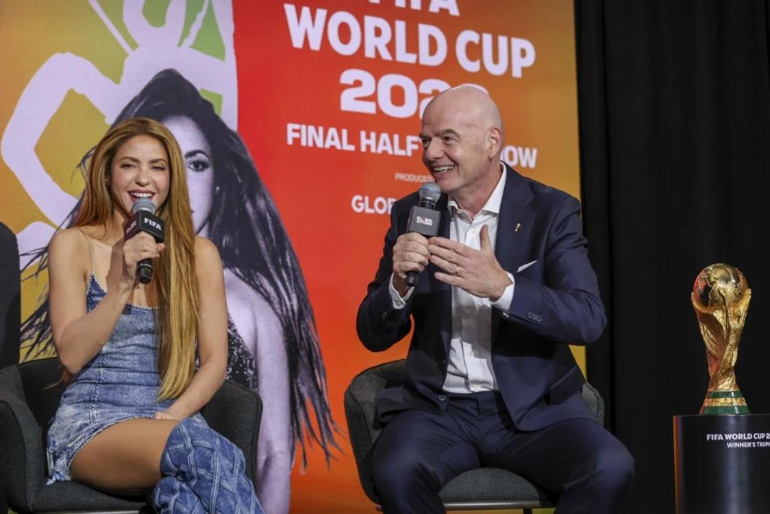 Shakira, alături de președintele FIFA (Foto: EPAImages)