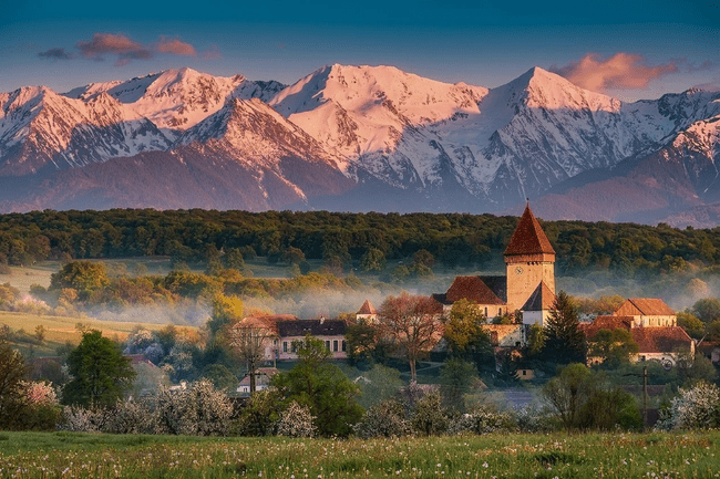 Cea mai fotogenică biserică săsească din România animă satul Hosman. De ce se întorc acasă sașii de la poalele Făgărașului