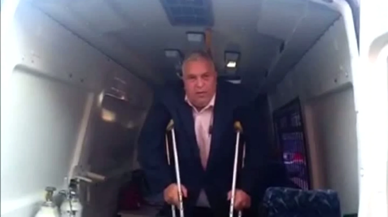 
    Nicușor Constantinescu a fost adus cu ambulanța ca să stea de vorbă cu procurorii (foto:românia tv)  