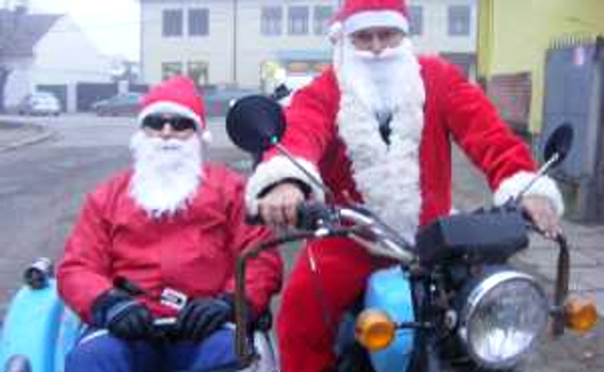 Moşul şi-a pregătit motocicleta de drum