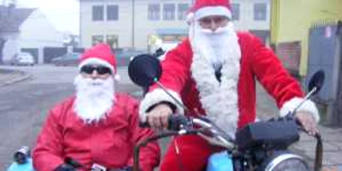 Moşul şi-a pregătit motocicleta de drum