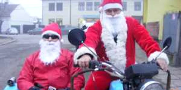 Moşul şi-a pregătit motocicleta de drum