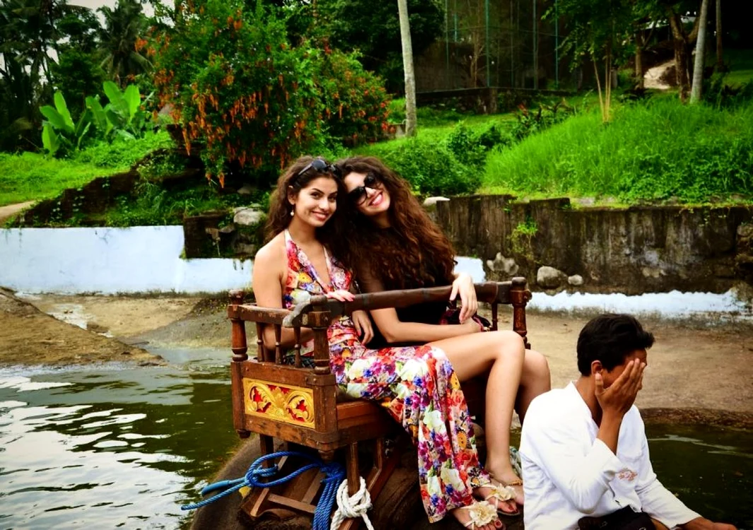 Surorile Salanţă, relaxându-se în Bali FOTO: Facebook