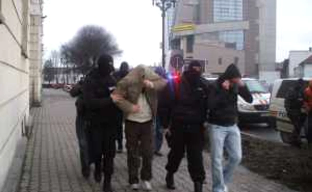 Nouă persoane au fost arestate