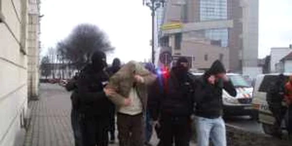 Nouă persoane au fost arestate