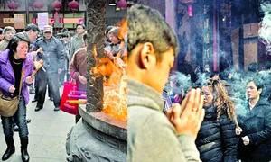 Chinezii se roagă pentru morţi  şi vii arzând beţigaşe ritualice jpeg