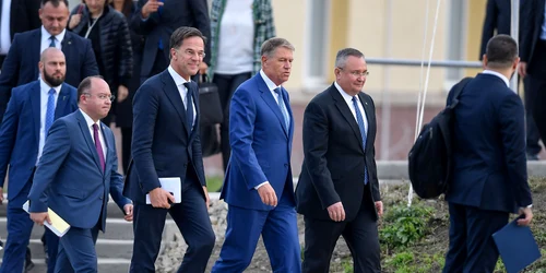 Premierul Olandei, Mark Rutte, a vizitat Centrul Naţional de Instruire Întrunită „Getica” de la Cincu, judeţul Braşov, însoţit de preşedintele Klaus Iohannis și premierul Nicolae Ciucă FOTO Inquam (1) jpg