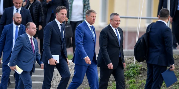 Premierul Olandei, Mark Rutte, a vizitat Centrul Naţional de Instruire Întrunită „Getica” de la Cincu, judeţul Braşov, însoţit de preşedintele Klaus Iohannis și premierul Nicolae Ciucă FOTO Inquam (1) jpg