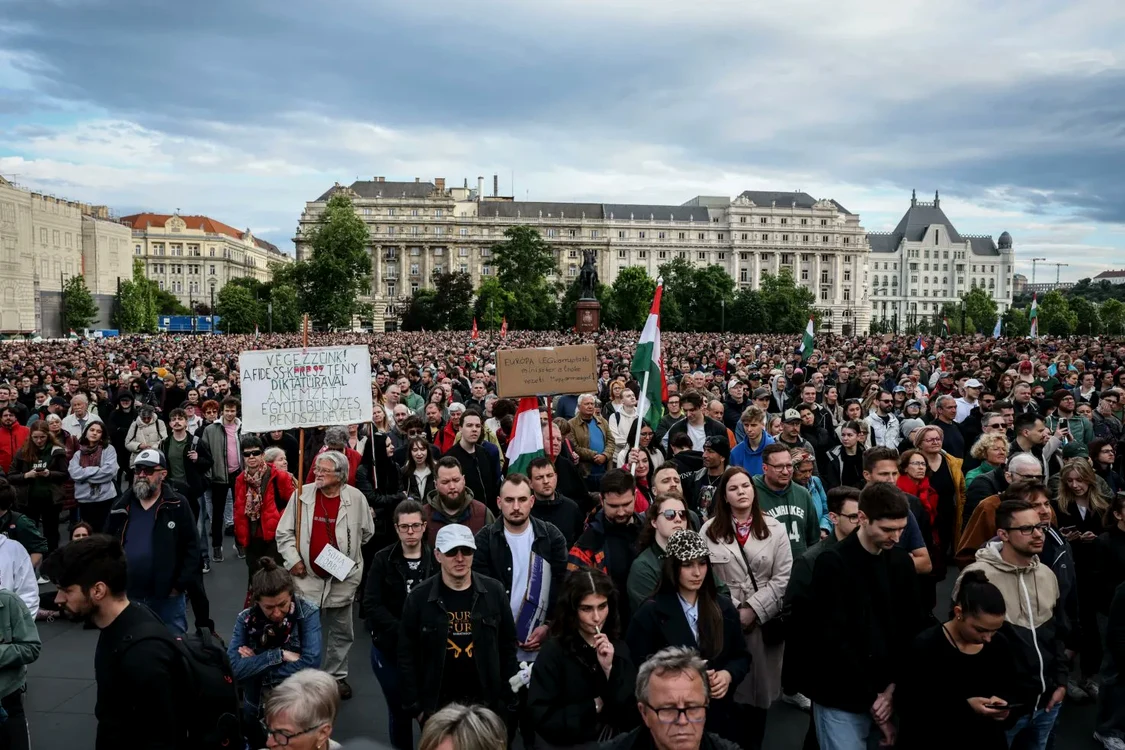 Proteste în tăcere la Budapesta împotriva unei legi care amenință presa și ONG-urile FOTO: X