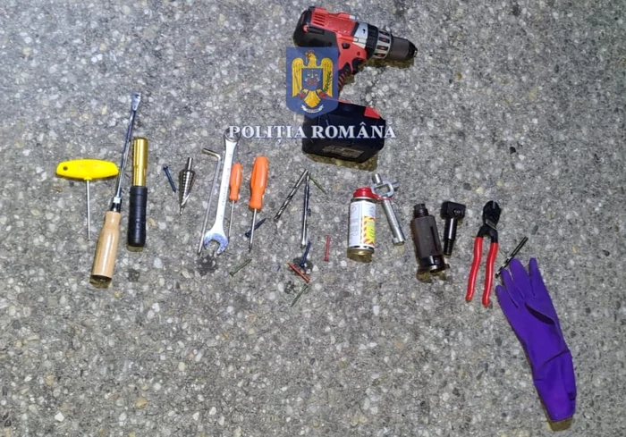 Ustensilele de care s-au folosit hoții pentru furtul seifului FOTO. IPJ Timiș